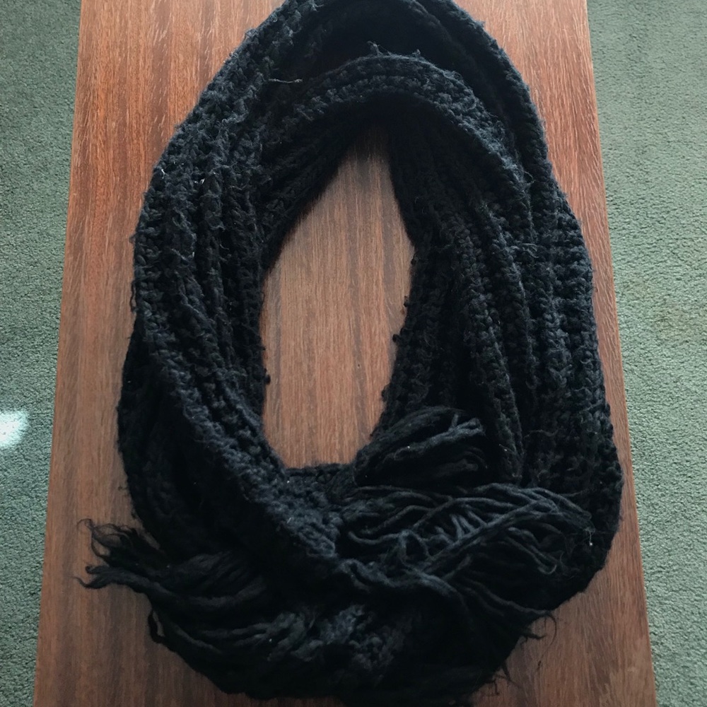 Black chunky knit scarf